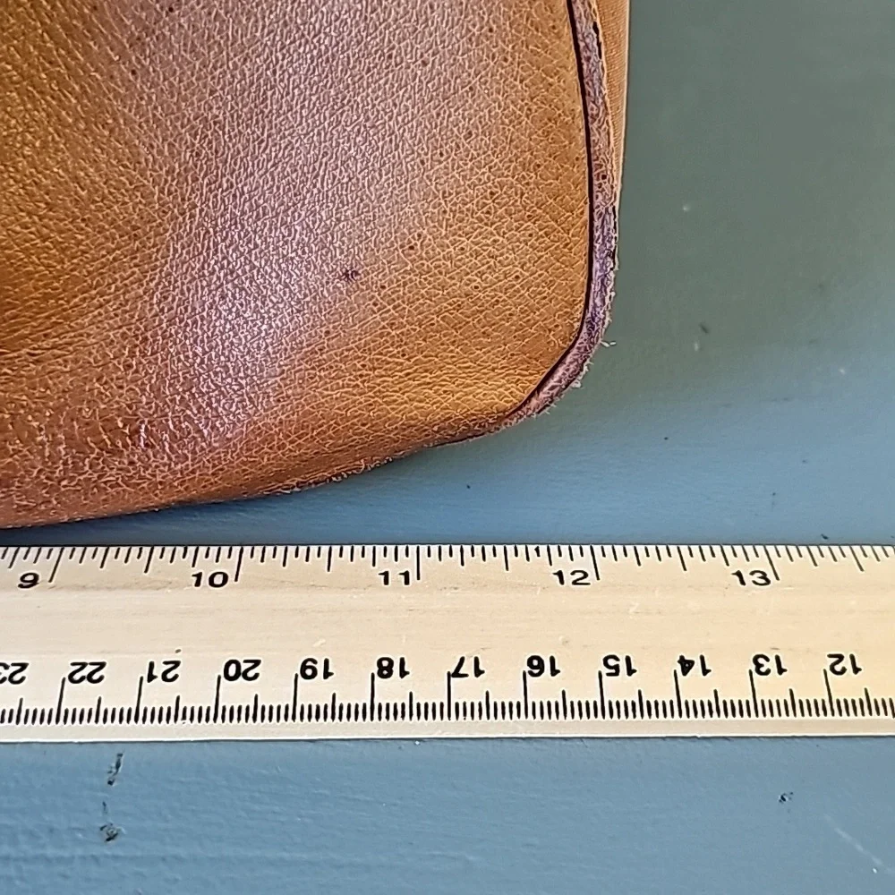 Gun tote'n Momas, leather bag. Lots of zippers‎ and pockets.
